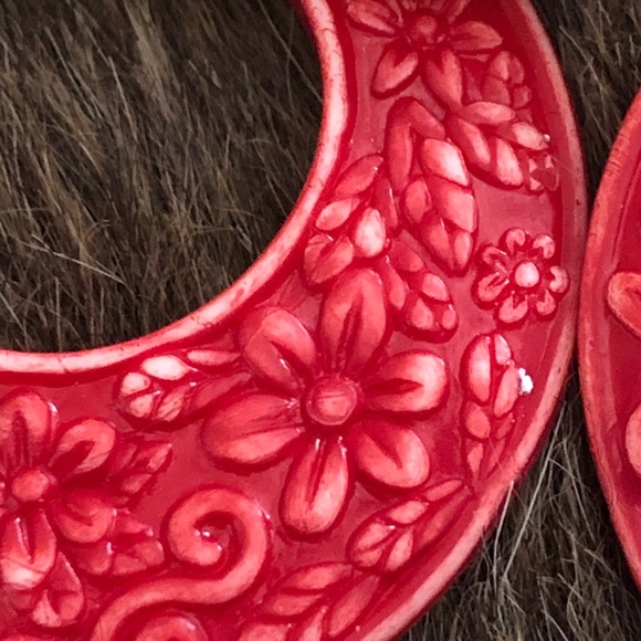 Vintage textured design resin disc earrings - Picture 3 of 4